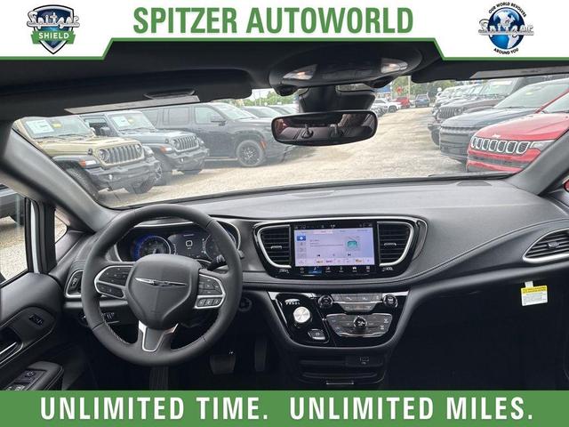 Photo of 2026 Bright White Clearcoat Chrysler Pacifica