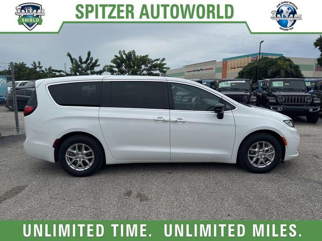 Photo of 2026 Bright White Clearcoat Chrysler Pacifica
