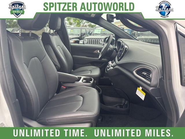 Photo of 2026 Bright White Clearcoat Chrysler Pacifica