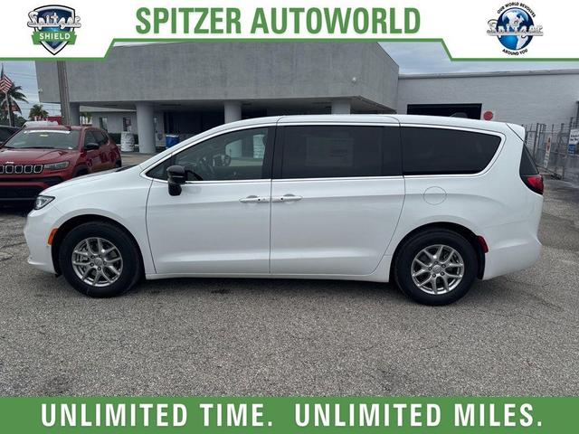 Photo of 2026 Bright White Clearcoat Chrysler Pacifica