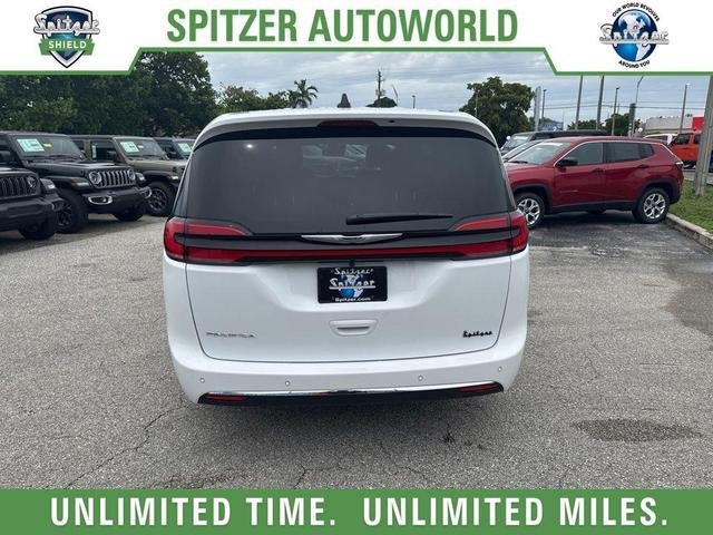 Photo of 2026 Bright White Clearcoat Chrysler Pacifica