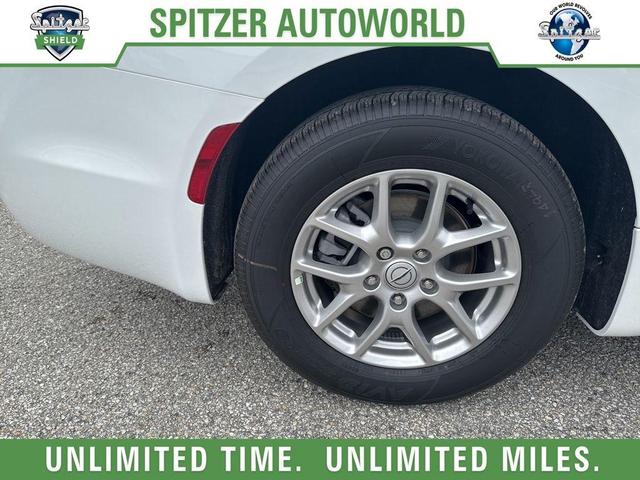 Photo of 2026 Bright White Clearcoat Chrysler Pacifica