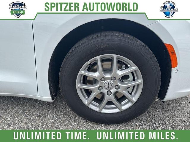 Photo of 2026 Bright White Clearcoat Chrysler Pacifica