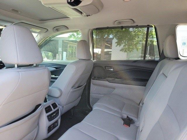 Photo of 2019 Lunar Silver Metallic Honda Pilot