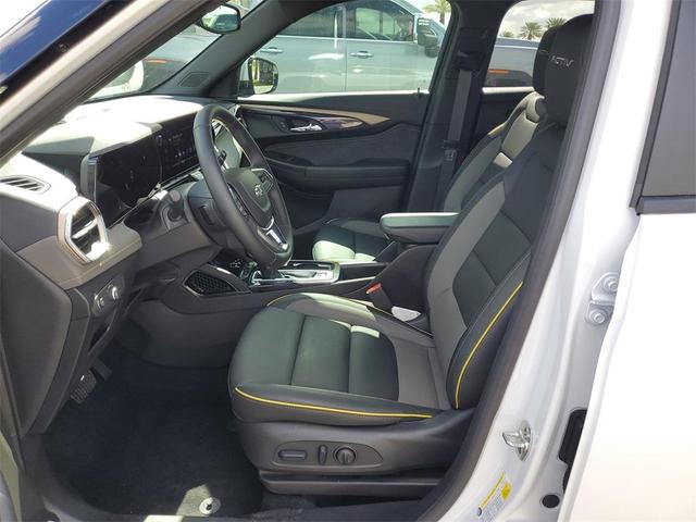 Photo of 2025 Iridescent Pearl Tricoat Chevrolet Trailblazer
