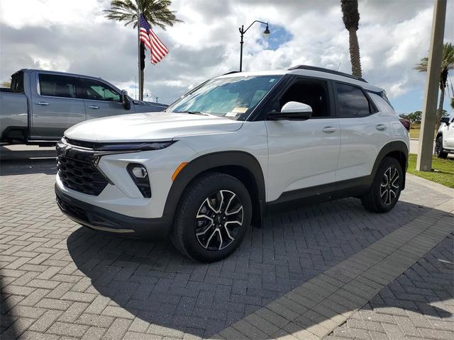 Photo of 2025 Iridescent Pearl Tricoat Chevrolet Trailblazer