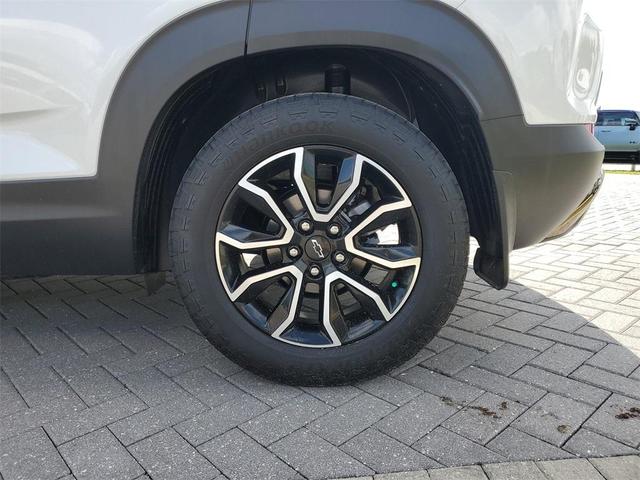 Photo of 2025 Iridescent Pearl Tricoat Chevrolet Trailblazer