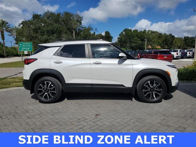 Photo of 2025 Iridescent Pearl Tricoat Chevrolet Trailblazer