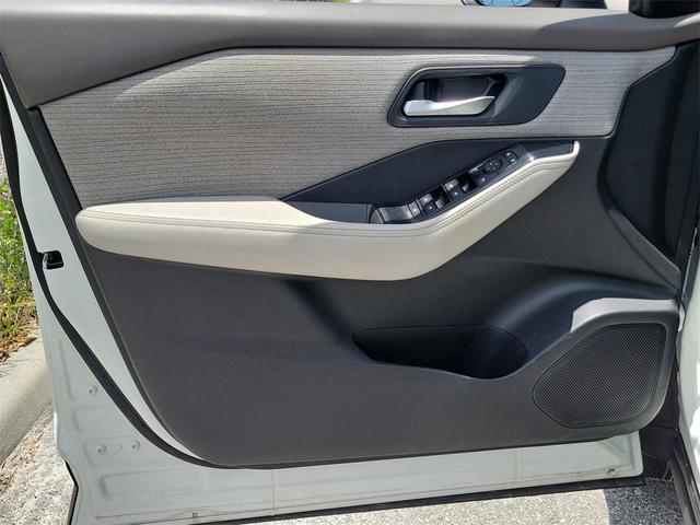 Photo of 2023 White Nissan Rogue