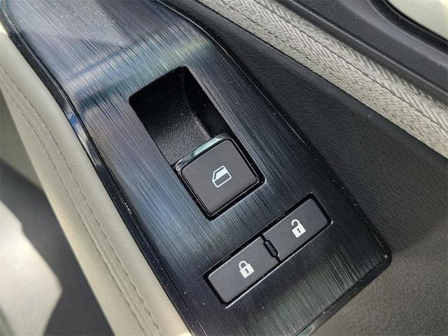 Photo of 2023 White Nissan Rogue