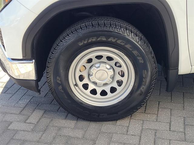 Photo of 2023 Summit White GMC Sierra 1500
