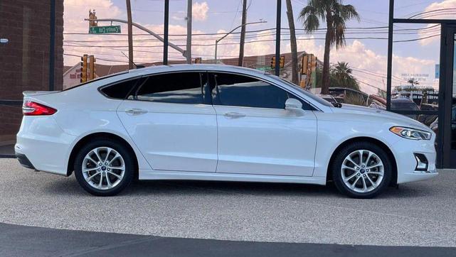 Photo of 2020 White Platinum Metallic Tri-Coat Ford Fusion