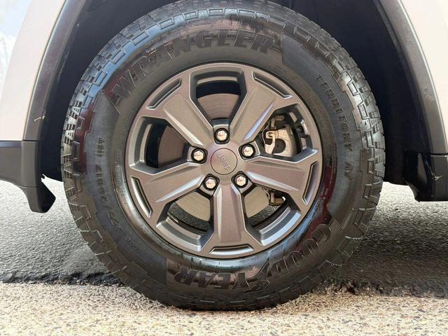 Photo of 2017 Bright White Clearcoat Jeep Grand Cherokee
