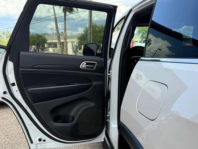 Photo of 2017 Bright White Clearcoat Jeep Grand Cherokee
