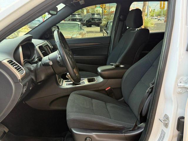 Photo of 2017 Bright White Clearcoat Jeep Grand Cherokee