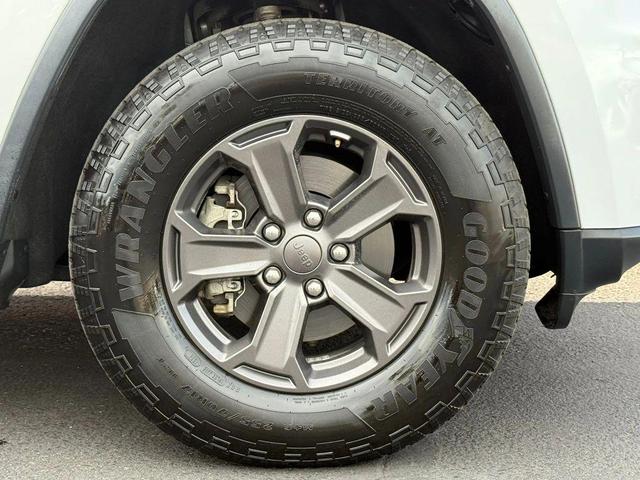 Photo of 2017 Bright White Clearcoat Jeep Grand Cherokee