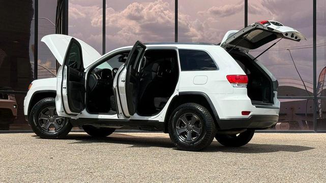 Photo of 2017 Bright White Clearcoat Jeep Grand Cherokee