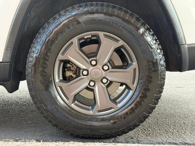 Photo of 2017 Bright White Clearcoat Jeep Grand Cherokee