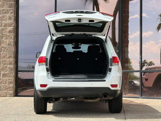 Photo of 2017 Bright White Clearcoat Jeep Grand Cherokee