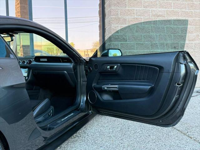 Photo of 2016 Gray Ford Mustang