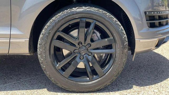 Photo of 2015 Gray Audi Q7