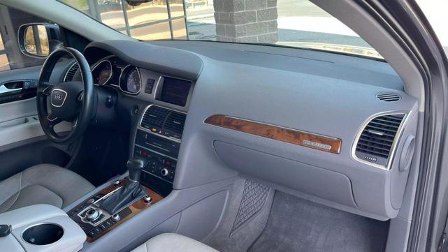 Photo of 2015 Gray Audi Q7