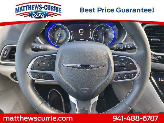 Photo of 2023 Brilliant Black Crystal Pearlcoat Chrysler Pacifica