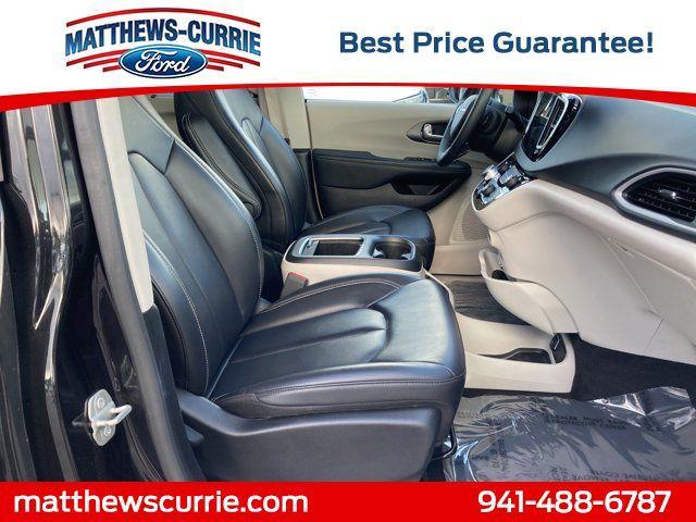 Photo of 2023 Brilliant Black Crystal Pearlcoat Chrysler Pacifica