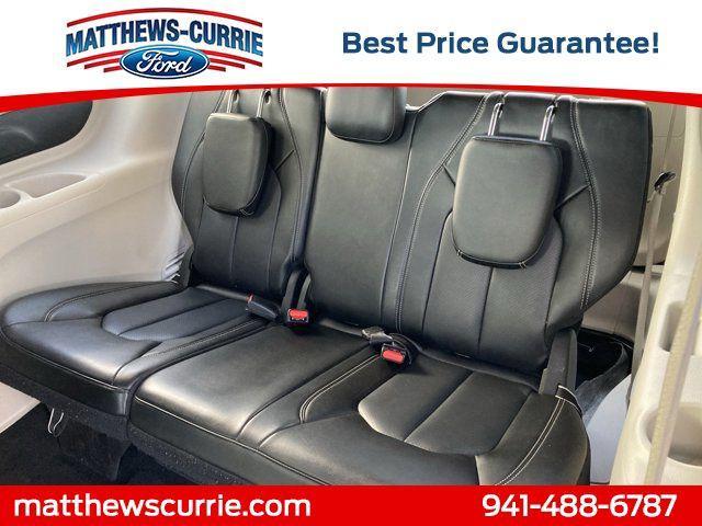 Photo of 2023 Brilliant Black Crystal Pearlcoat Chrysler Pacifica