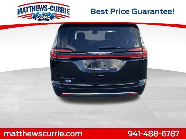 Photo of 2023 Brilliant Black Crystal Pearlcoat Chrysler Pacifica