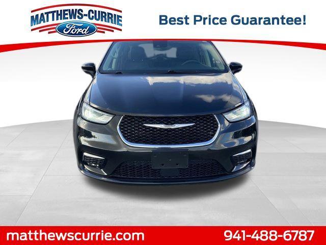 Photo of 2023 Brilliant Black Crystal Pearlcoat Chrysler Pacifica