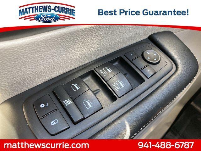 Photo of 2023 Brilliant Black Crystal Pearlcoat Chrysler Pacifica