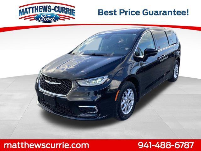 Photo of 2023 Brilliant Black Crystal Pearlcoat Chrysler Pacifica