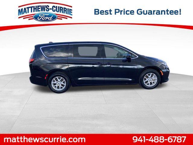 Photo of 2023 Brilliant Black Crystal Pearlcoat Chrysler Pacifica
