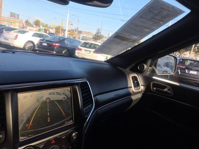 Photo of 2017 Diamond Black Crystal Pearlcoat Jeep Grand Cherokee