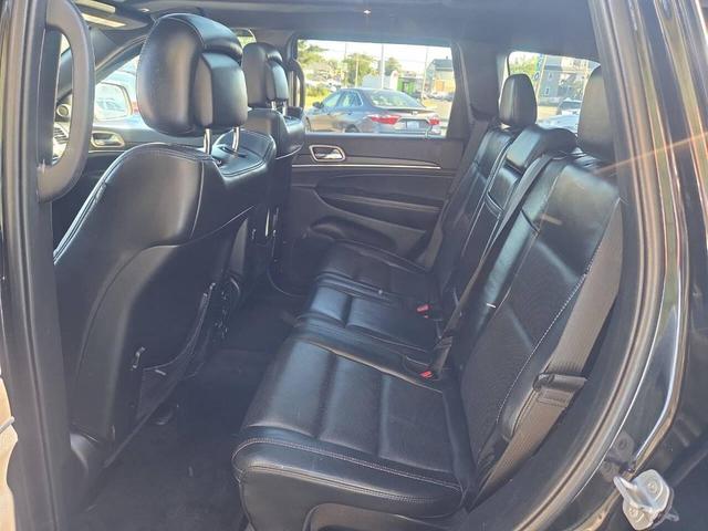 Photo of 2017 Diamond Black Crystal Pearlcoat Jeep Grand Cherokee