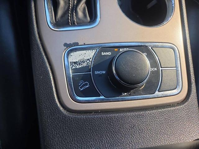 Photo of 2017 Diamond Black Crystal Pearlcoat Jeep Grand Cherokee