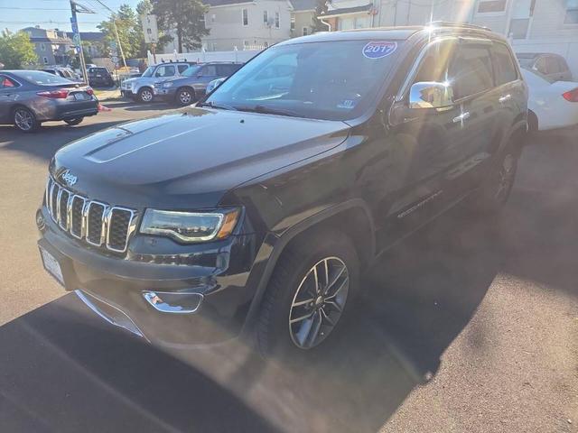 Photo of 2017 Diamond Black Crystal Pearlcoat Jeep Grand Cherokee