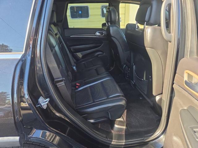 Photo of 2017 Diamond Black Crystal Pearlcoat Jeep Grand Cherokee