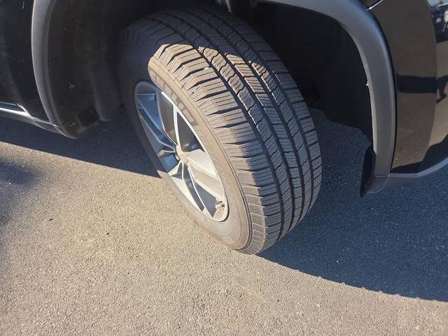 Photo of 2017 Diamond Black Crystal Pearlcoat Jeep Grand Cherokee