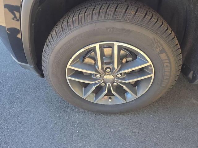 Photo of 2017 Diamond Black Crystal Pearlcoat Jeep Grand Cherokee