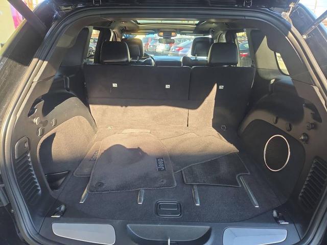 Photo of 2017 Diamond Black Crystal Pearlcoat Jeep Grand Cherokee