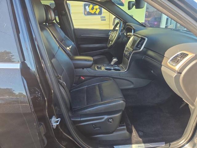 Photo of 2017 Diamond Black Crystal Pearlcoat Jeep Grand Cherokee