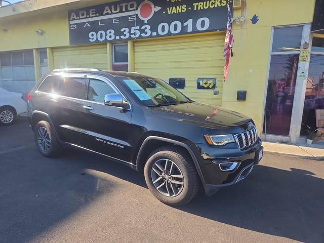 Photo of 2017 Diamond Black Crystal Pearlcoat Jeep Grand Cherokee