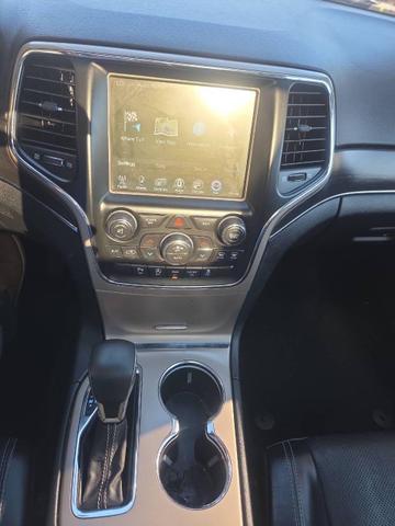 Photo of 2017 Diamond Black Crystal Pearlcoat Jeep Grand Cherokee