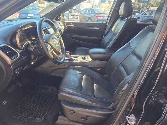 Photo of 2017 Diamond Black Crystal Pearlcoat Jeep Grand Cherokee