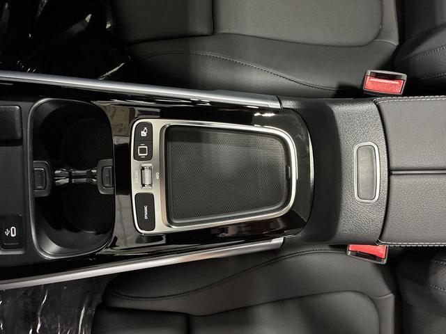 Photo of 2025 Silver Metallic Mercedes-Benz GLB 250