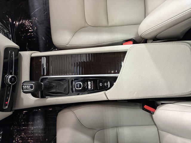 Photo of 2017 Luminous Sand Metallic Volvo XC90