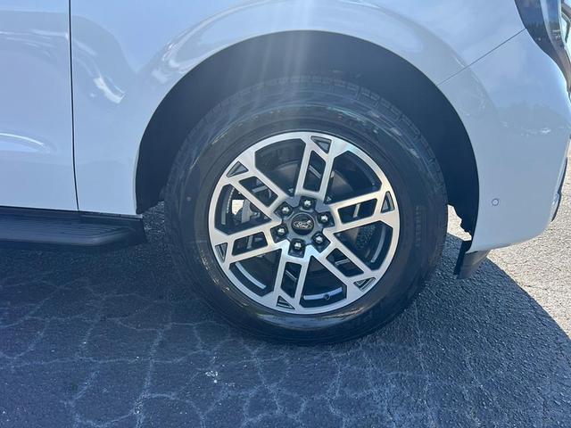 Photo of 2025 Oxford White Ford Expedition Max