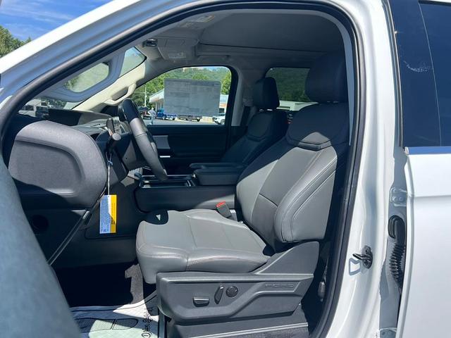 Photo of 2025 Oxford White Ford Expedition Max